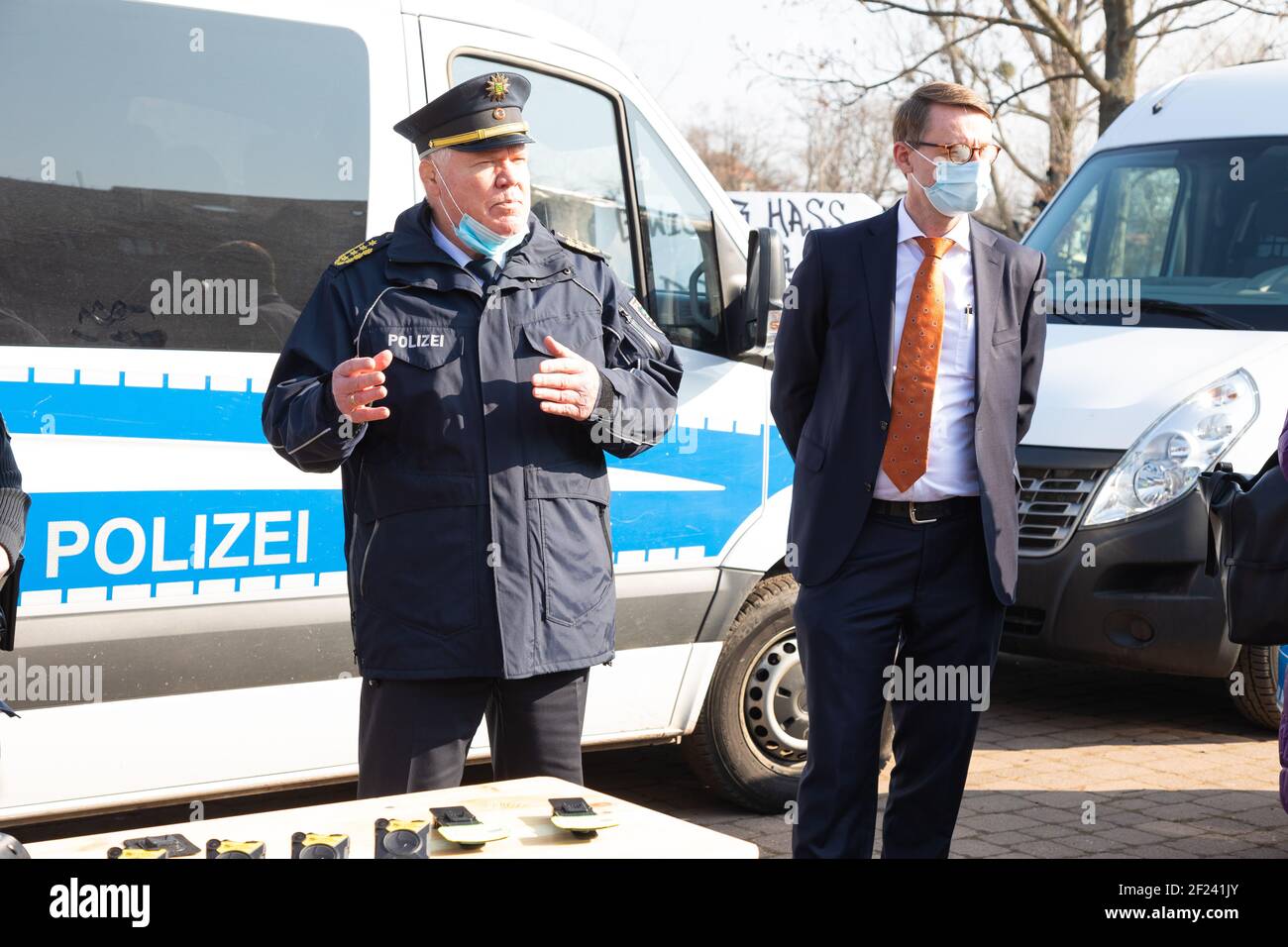 Innenminister Prof. Dr. Roland Wöller und Landespolizipräsident Horst Kretzschmar beim Pressetermin zur Einführung des neuen Einsatzmittels Bodycam Stockfoto