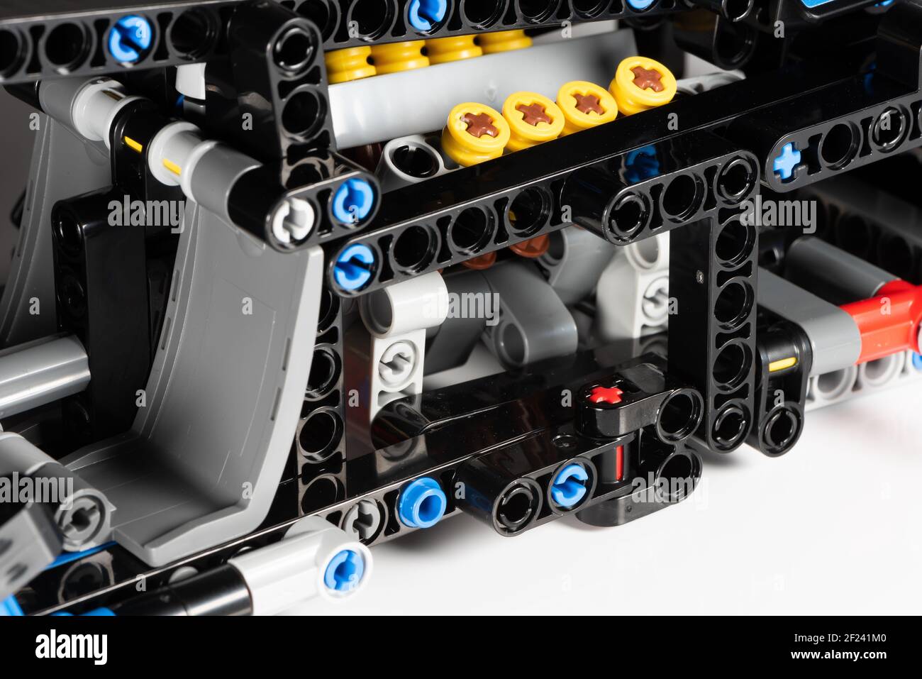 LEGO Technic McLaren Senna GTR in Konstruktion auf weißem Hintergrund. Stockfoto