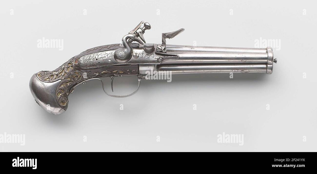 Vierloops vuursteendraailoopzakpistooltje.Flint Taschengewehr mit vier zu Fuß; Teil eines Paares. Die lange Schlossplatte ist mit Lob eingraviert und signiert; das Feuer ist darunter gemeißelt. Die vier drehbaren Walking werden am trump durch einen Eisenring zusammengehalten; hinter der Montageplatte befindet sich ein Glaszylinder. Der Kolben besteht nur aus einem kurzen Griff, dessen Kolben mit Ajour bearbeitet, erleichtert Silber Lob, teilweise vor einem Hintergrund aus Messing kann, einschließlich einer grotesk Maske auf dem Griff bedeckt. Der Teig besteht aus einer eisernen Traktorhalterung, die zurückgezogen werden muss, um die Draine freizumachen Stockfoto
