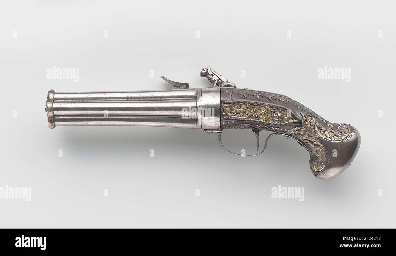 Vierloops vuursteendraailoopzakpistooltje.Flint Taschengewehr mit vier zu Fuß; Teil eines Paares. Die lange Schlossplatte ist mit Lob eingraviert und signiert; das Feuer ist darunter gemeißelt. Die vier drehbaren Walking werden am trump durch einen Eisenring zusammengehalten; hinter der Montageplatte befindet sich ein Glaszylinder. Der Kolben besteht nur aus einem kurzen Griff, dessen Kolben mit Ajour bearbeitet, erleichtert Silber Lob, teilweise vor einem Hintergrund aus Messing kann, einschließlich einer grotesk Maske auf dem Griff bedeckt. Der Teig besteht aus einer eisernen Traktorhalterung, die zurückgezogen werden muss, um die Draine freizumachen Stockfoto