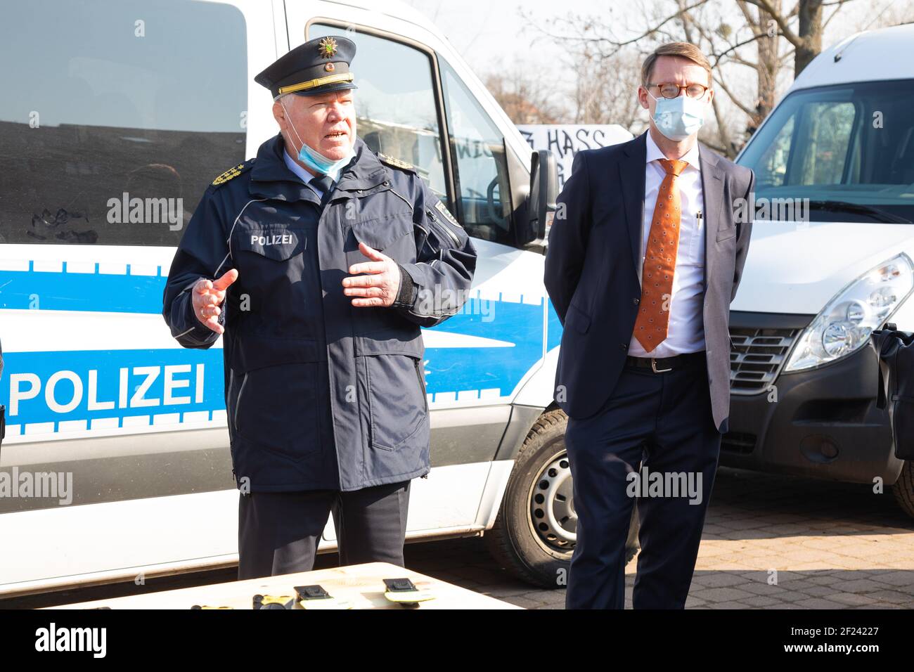 Innenminister Prof. Dr. Roland Wöller und Landespolizipräsident Horst Kretzschmar beim Pressetermin zur Einführung des neuen Einsatzmittels Bodycam Stockfoto
