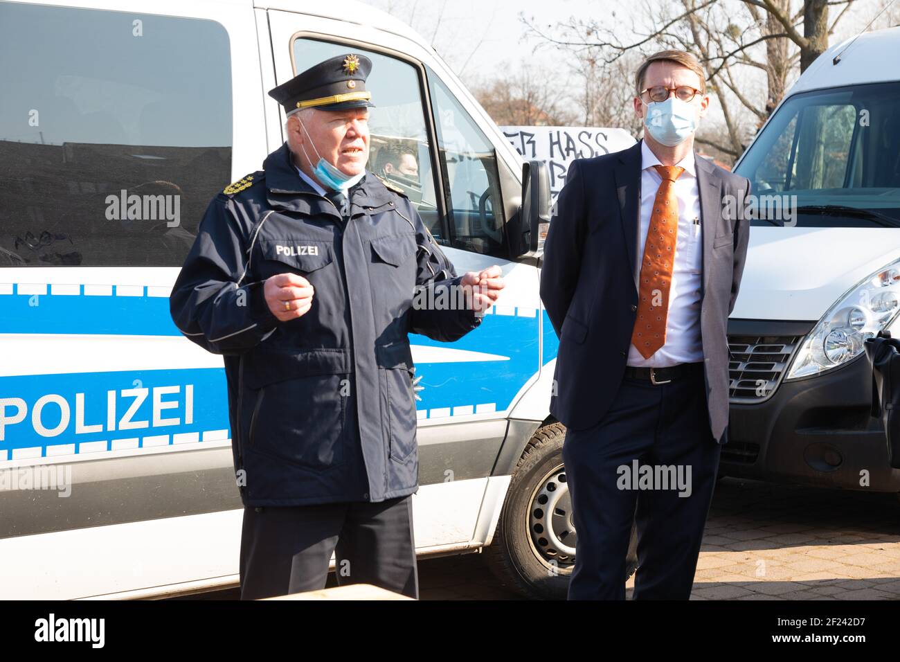 Innenminister Prof. Dr. Roland Wöller und Landespolizipräsident Horst Kretzschmar beim Pressetermin zur Einführung des neuen Einsatzmittels Bodycam Stockfoto