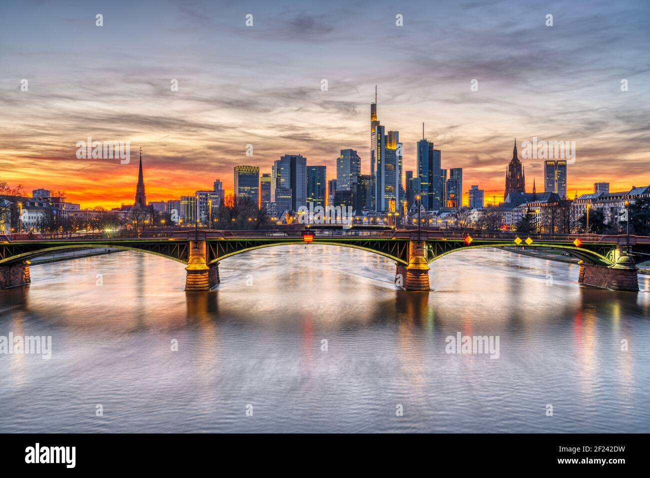 Die Skyline Frankfurts in Deutschland nach Sonnenuntergang Stockfoto