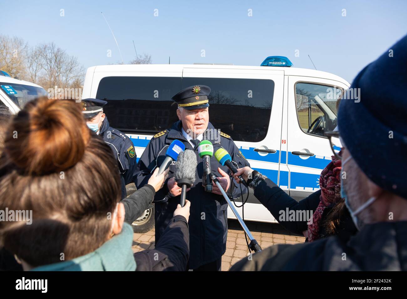 Innenminister Prof. Dr. Roland Wöller und Landespolizipräsident Horst Kretzschmar beim Pressetermin zur Einführung des neuen Einsatzmittels Bodycam Stockfoto