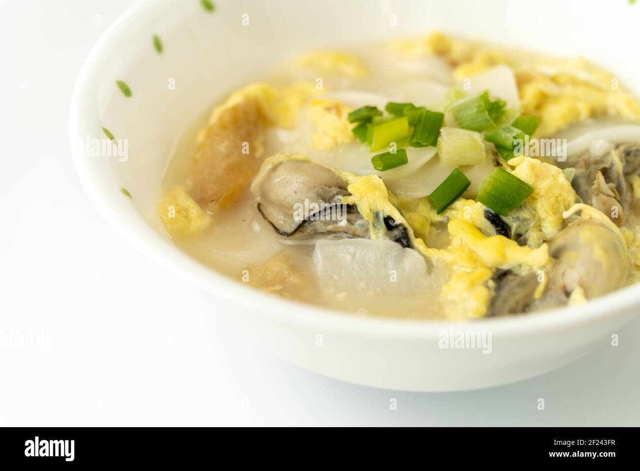 Tteok-guk ist einfach und sehr lecker, so genieße ich es, Reiskuchensuppe im Alltag zu essen Stockfoto