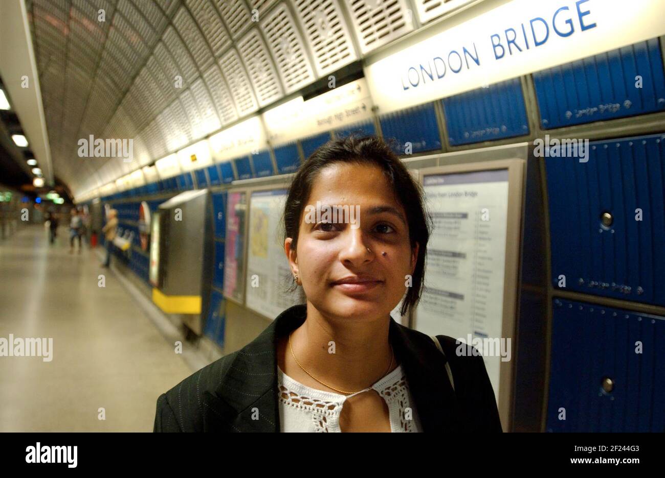 GITA SINGH REIST AM TAG NACH DEN TERRORANSCHLÄGEN AUF LONDON AUF DER JUBILEE-LINIE. 8/7/05 TOM PILSTON Stockfoto