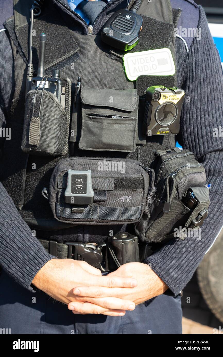 Innenminister Prof. Dr. Roland Wöller und Landespolizipräsident Horst Kretzschmar beim Pressetermin zur Einführung des neuen Einsatzmittels Bodycam Stockfoto