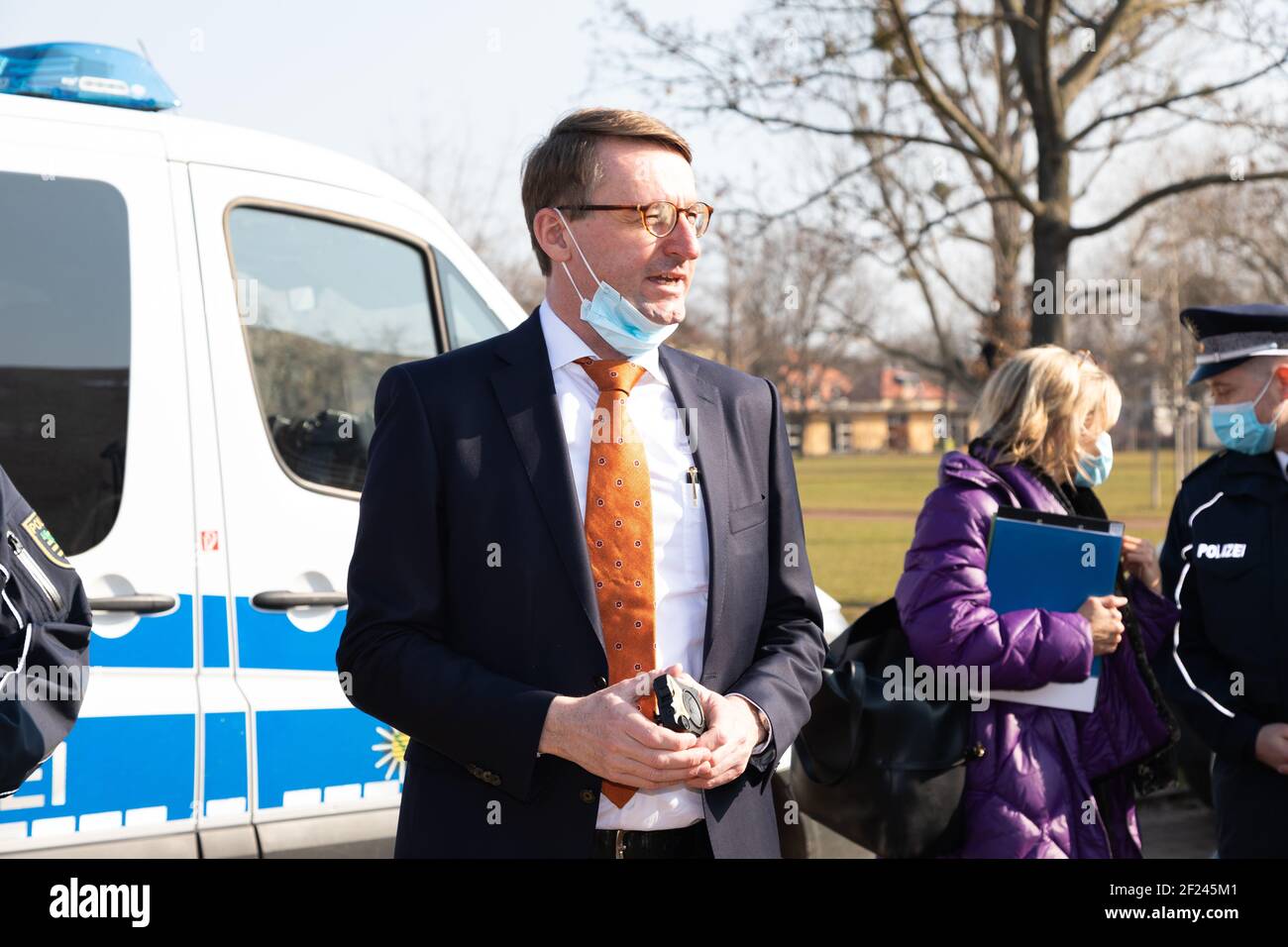 Innenminister Prof. Dr. Roland Wöller und Landespolizipräsident Horst Kretzschmar beim Pressetermin zur Einführung des neuen Einsatzmittels Bodycam Stockfoto