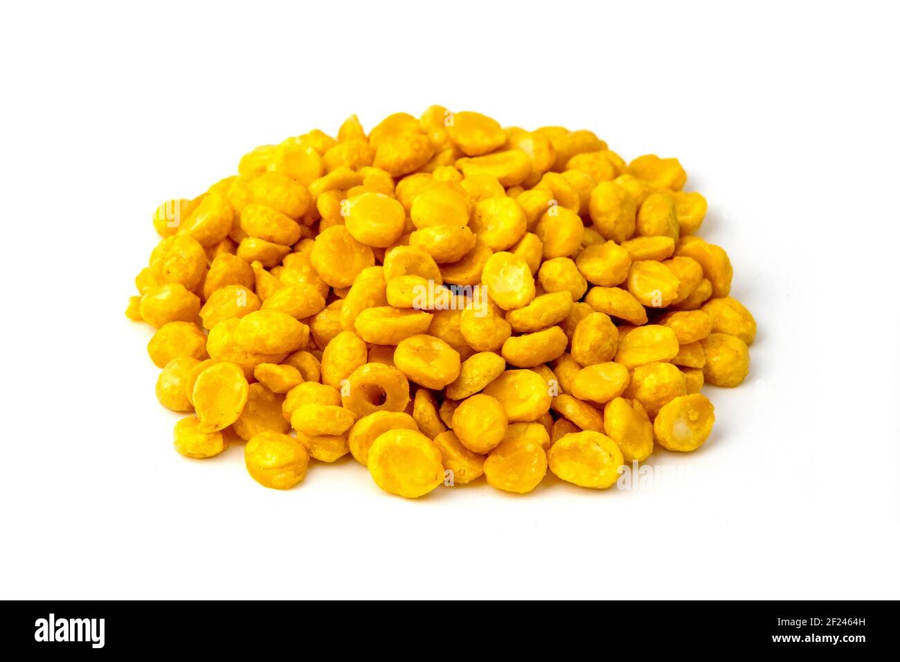 Geröstete gelbe Linsen auf weißem Hintergrund Stockfoto