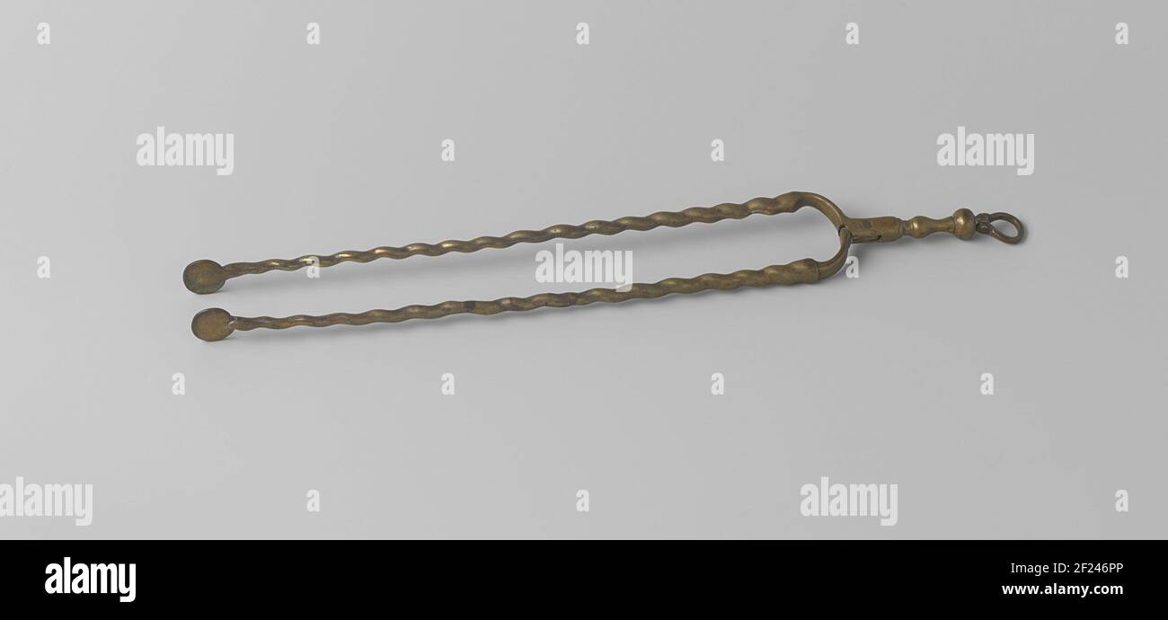 Hairdeck mit tangle Teile. Das Objekt besteht aus folgenden Formteilen: Eine Zange mit Griff, eine drehbare Zange ein geklontes Auge. Die Zangen sind verdreht und haben runde flache Enden. Der Griff ist balusterförmig. Stockfoto