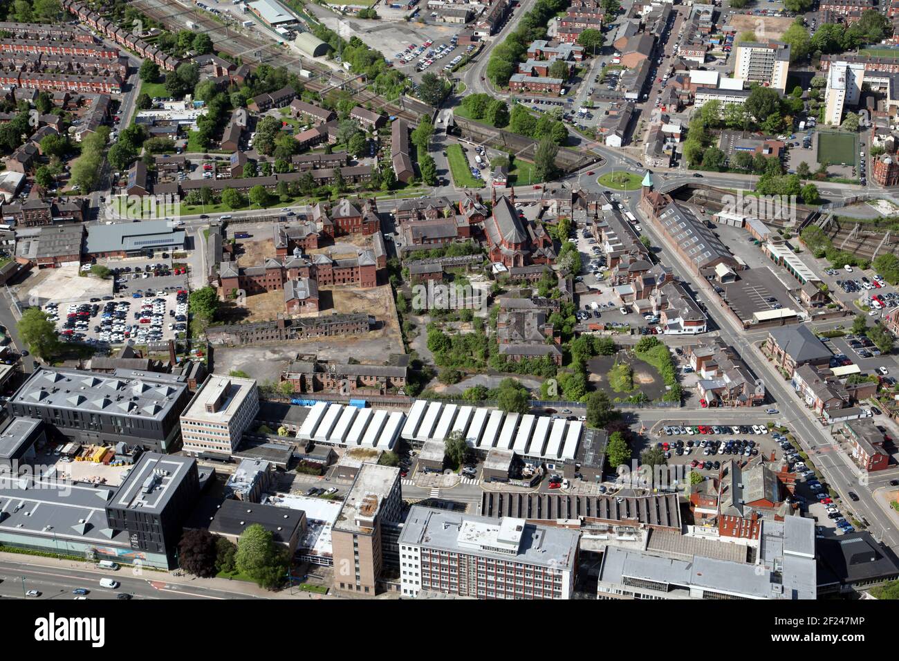 Luftaufnahme aus dem Osten des Gebiets zwischen Wellington Road South & Shaw Heath in Stockport, Greater Manchester. Einschließlich Stockport College. Stockfoto