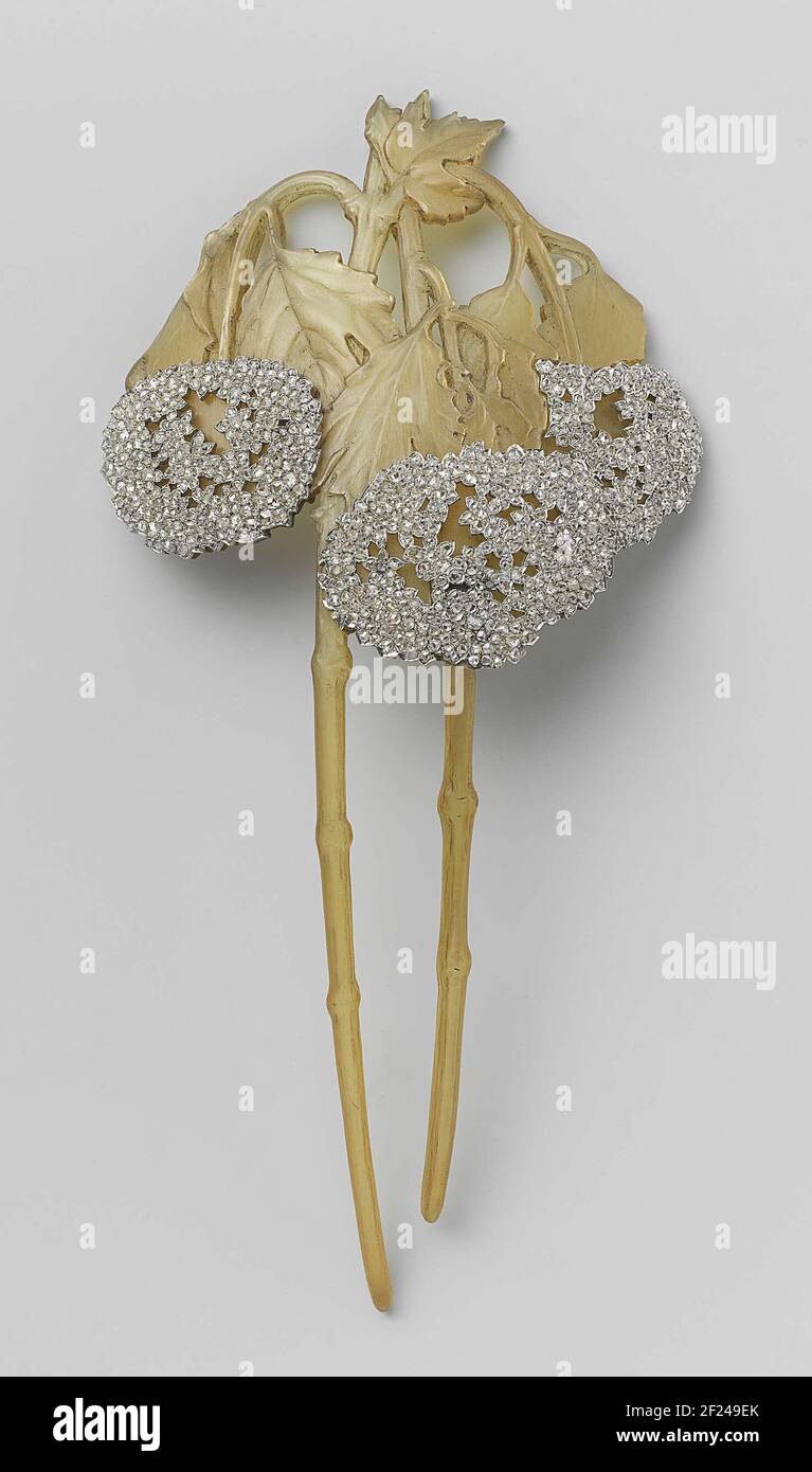 Haarkamm aus Horn, Gold und Diamanten. Der Kamm ist von japanischen  Modellen inspiriert und hat die Form von zwei Zweigen eines Strauches mit  Blumen (Viburnum opulus roseum: "Schneeball Stockfotografie - Alamy