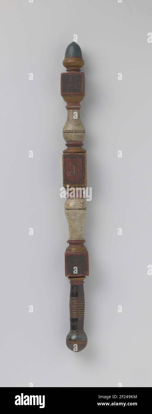 Ceremoniële staf.hölzerner zeremonieller Stab; runde Form mit verschiedenen Dicken, unterbrochen von drei quadratischen Blöcken, oben und unten runden Knopf; Griffteil mit geschnittenen Kreisen; komplett mit verschiedenen Farben außer Griff lackiert; auf oberem Block: 1686-MBD-Anno-IDN; Auf dem zweiten Block in jedem Bereich ein Wappen, zwei mit Baum, zwei mit Schwert vier Sterne und Kreuz (wahrscheinlich die Stadt Bürgersteig von Haarlem), unteren Block mit zwei Ebenen: IFI-DII (?), auf zwei anderen Flächen jeweils ein roset. Stockfoto