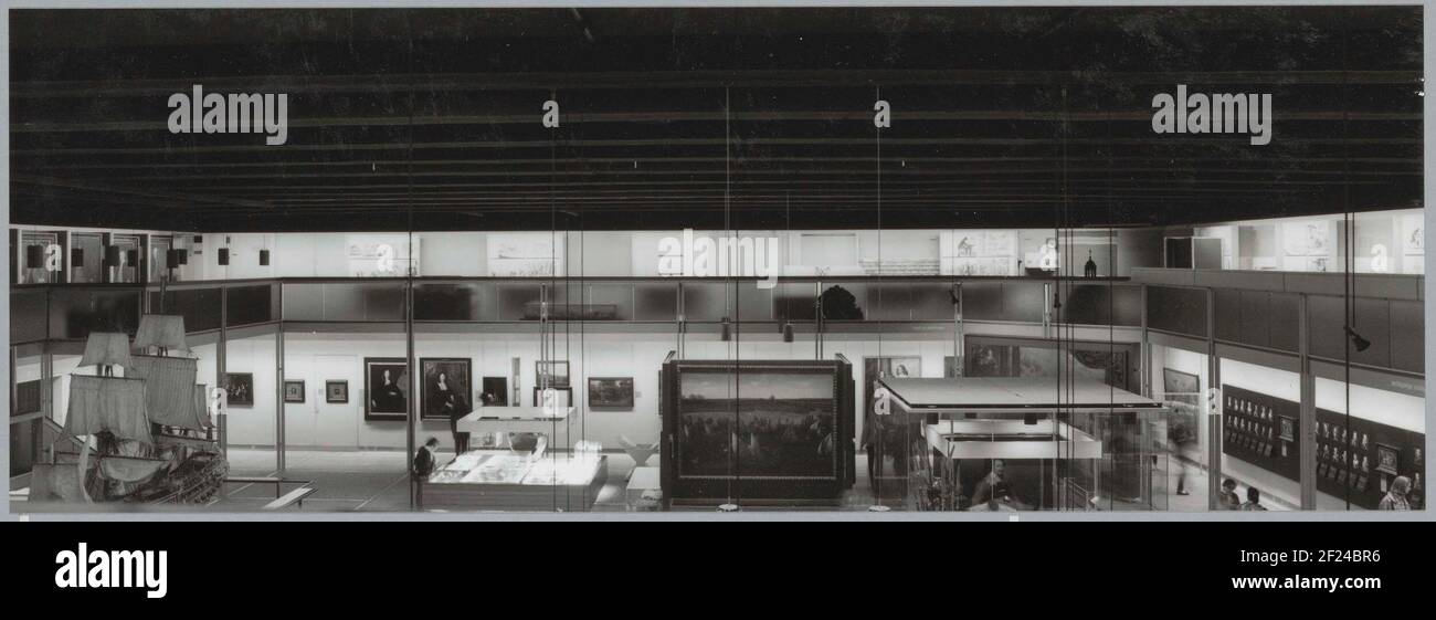 Halle von unten rechts einer Vitrine mit einem Geschirr und Militaria; Teilung der niederländischen Geschichte während der Änderung in der Anordnung der Zirkulation. Stockfoto