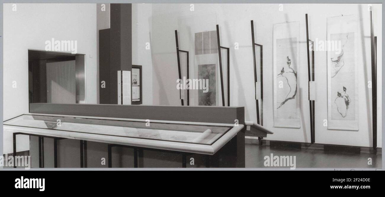 Raum mit verschiedenen Arbeiten einschließlich Kleiderbügel in Vitrinen; Ausstellung Malerei ohne Penseel.Rechts zwei Anhänger von Bada Shanren aus ca. 1690-1691. Stockfoto