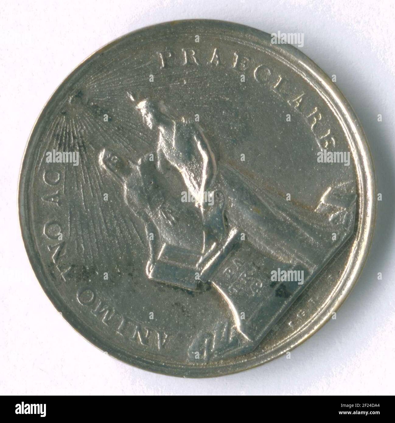 Tod von Betje Wolff und Aagje Decke. Lijden van Betje Wolff und Aagje Blanket. Silbermedaille. Vorderseite: Zwei Frauen, jeweils mit Flamme auf dem Kopf und Richter sind am Altar mit Inschrift verdeckt; Frau links legt offenes Buch, Frau rechts Papierrolle auf Altar; Es gibt Bücher und Papier in Schrift um sie; Ausgeschnitten: Unterschrift. Rückseite: Grabstätte, auf der Lauwer- und Myrtetak liegen, illustriert durch strahlende Sternkrone; auf beiden Seiten der Grabbüchse, verbunden durch eine Girlande aus Eichenblatt; diese abhängige wellig Stockfoto