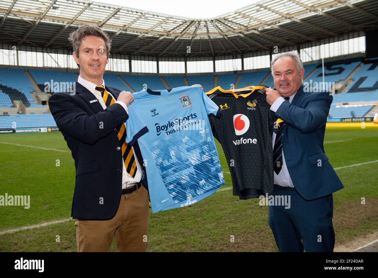 Stephen Vaughan, Wasps Group Chief Executive, und Dave Boddy, Coventry City Chief Executive, in der RICOH Arena in Coventry, nachdem angekündigt wurde, dass Coventry City ab der nächsten Saison für ihre Heimspiele ins Stadion zurückkehren würde. Bild Datum Mittwoch, 10. März 2021. Bilddatum: Mittwoch, 10. März 2021. Stockfoto
