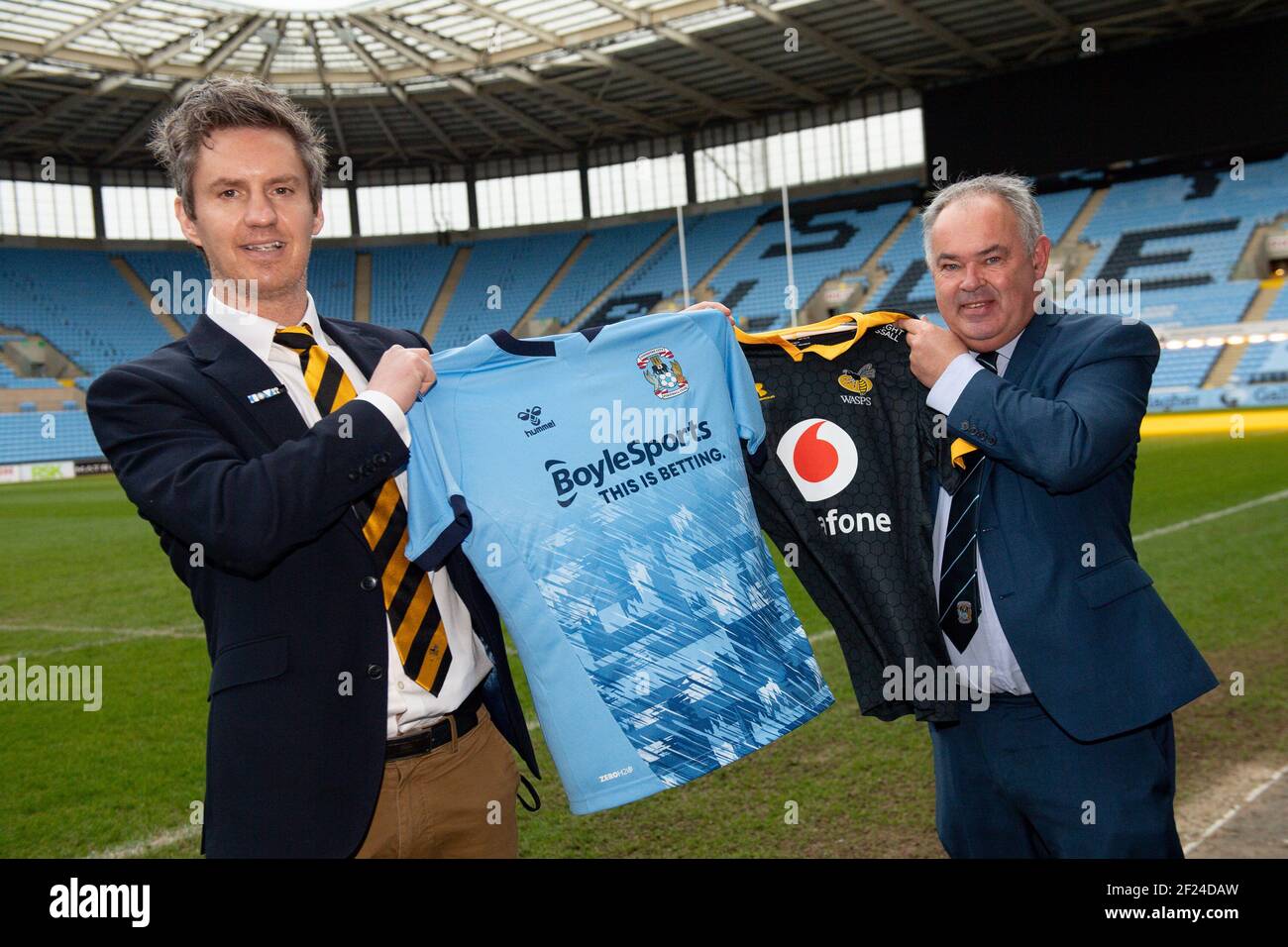 Stephen Vaughan, Wasps Group Chief Executive, und Dave Boddy, Coventry City Chief Executive, in der RICOH Arena in Coventry, nachdem angekündigt wurde, dass Coventry City ab der nächsten Saison für ihre Heimspiele ins Stadion zurückkehren würde. Bild Datum Mittwoch, 10. März 2021. Bilddatum: Mittwoch, 10. März 2021. Stockfoto
