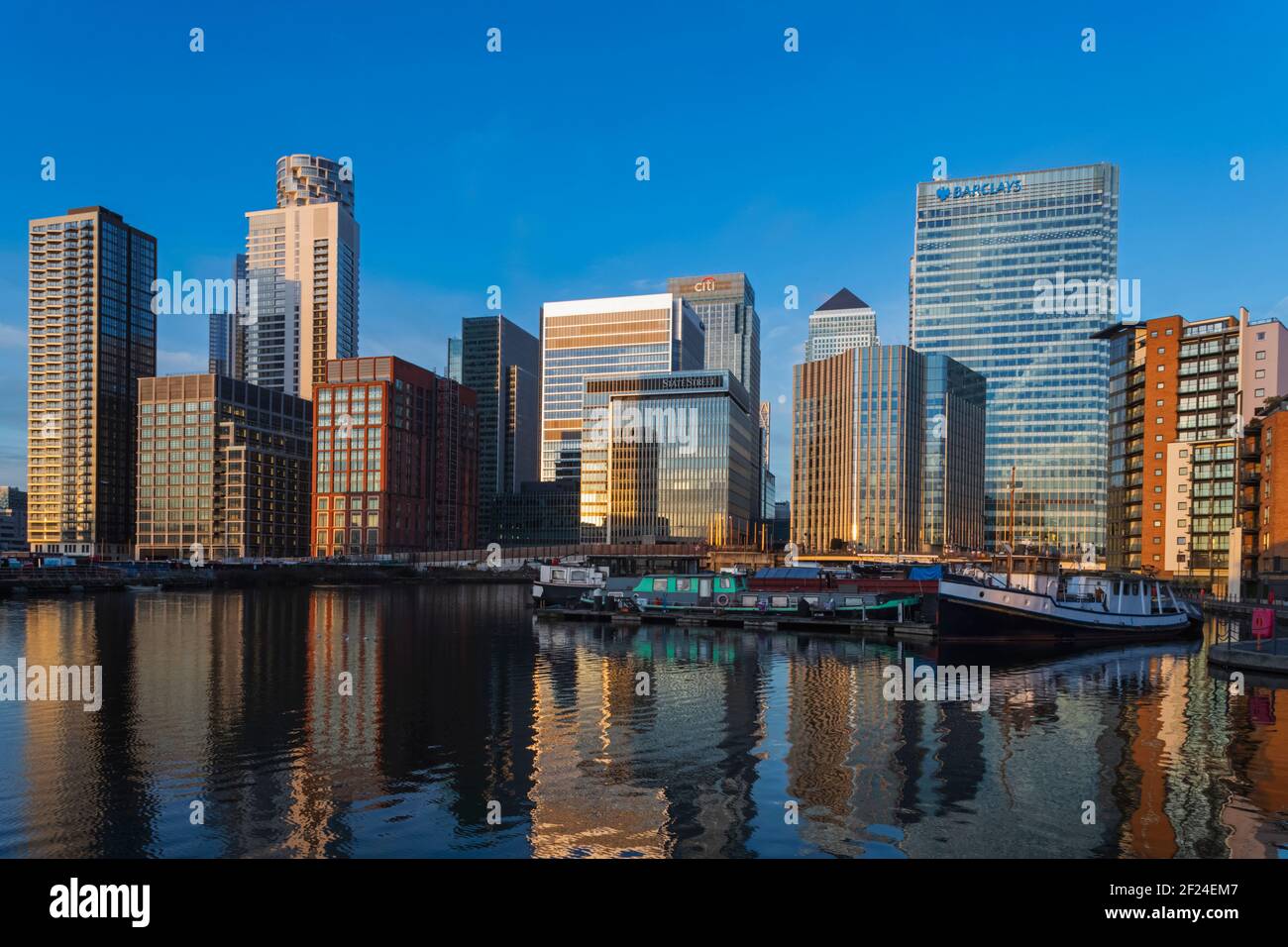 England, London, Docklands, Canary Wharf Skyline und Reflection im Blackwall Basin Stockfoto