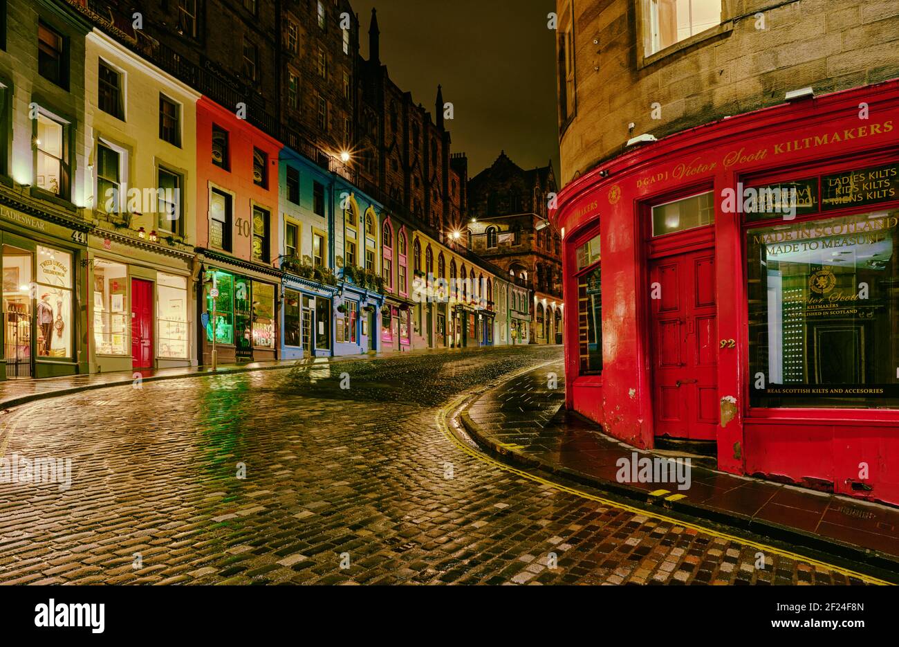 West Bow und Victoria Street im Herzen des historischen Edinburgh ist die Heimat vieler farbenfroher unabhängiger Fachgeschäfte Stockfoto