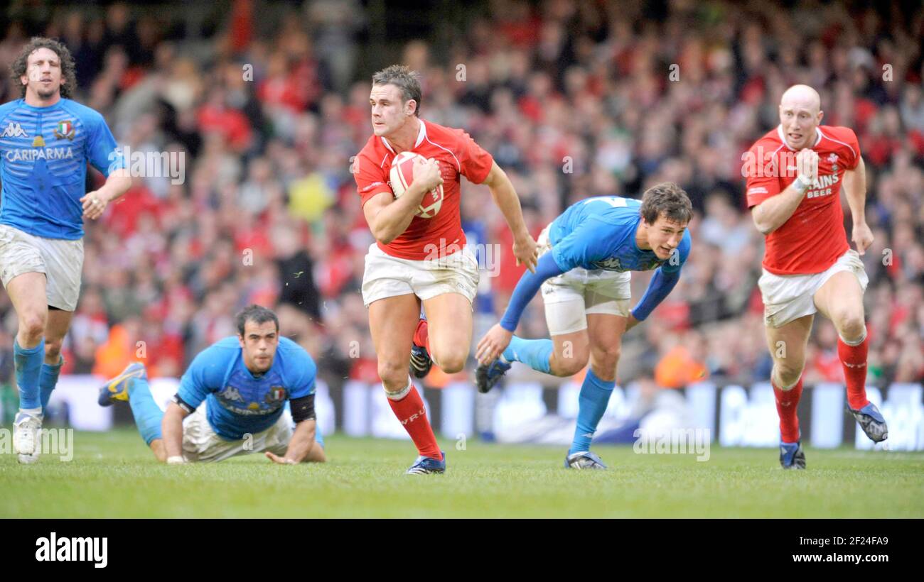 SIX NATIONS RUGBY WALES V ITALIEN IM MILLENNIUM STADIUM. 23/2/2008. LEE BYRNE IM BEGRIFF, SEINEN 2ND VERSUCH ZU PUNKTEN. BILD DAVID ASHDOWN Stockfoto