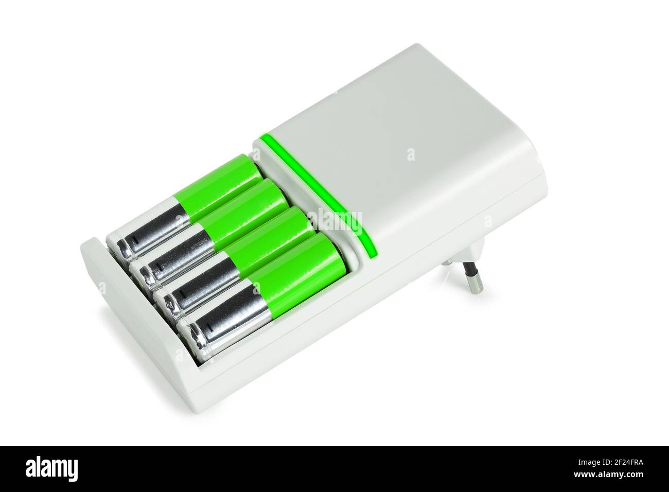 Akkuladegerät mit vier isolierten Batterien auf weiß Stockfoto