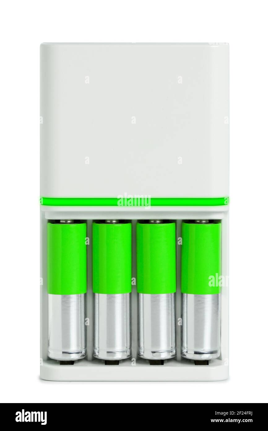 Akkuladegerät mit vier isolierten Batterien auf weiß, Vorderansicht Stockfoto