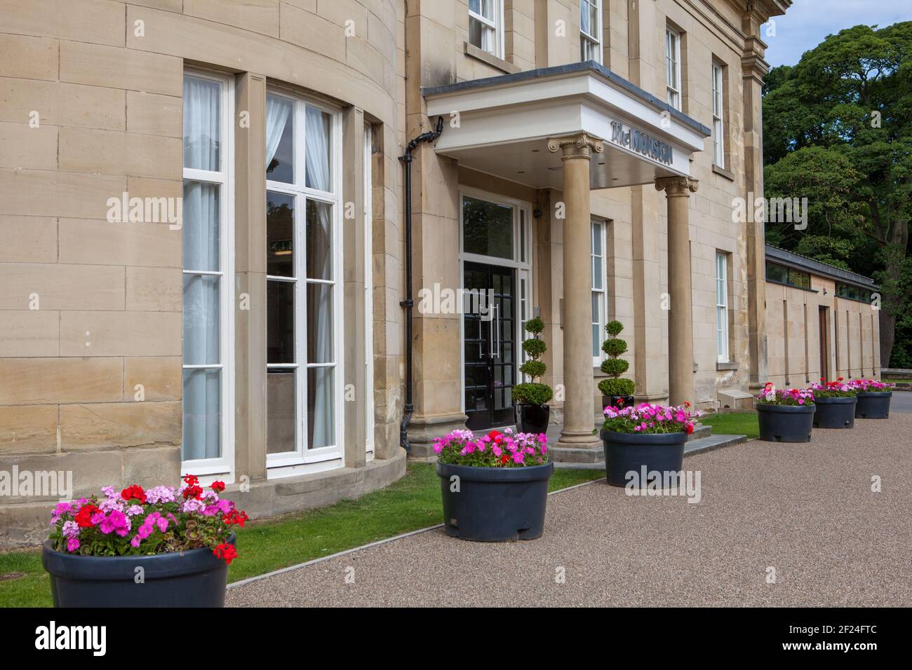 Eingang zum Mansion, einem Restaurant, Café und Hochzeitslocation in Roundhay Park, Leeds, West Yorkshire Stockfoto