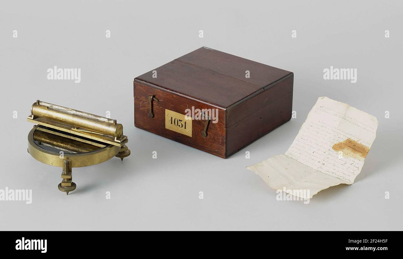 Knstlicher Horizont.Knstlicher Horizont mit Wasserwaage und  handschriftlicher Erklrung in Mahagoni-Box. Der kreisfrmige Horizont  besteht aus verdunkeltem Glas auf einer Bleiplatte in einem Messingstativ  mit verstellbaren Beinen. Die Wasserwaage hat ...