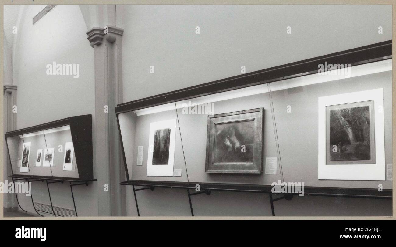 Raum mit verschiedenen Objekten in Vitrinen; Ausstellung Kunst, Wissen und Commerce.in The Front Showcase Werke von Odilon Redon: Forest Landscape, Apollo Car und Paysage. Stockfoto