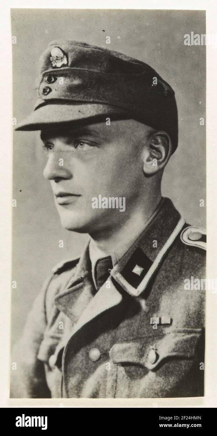 Porträt eines SS-Mitglieds; NSB.Porträt eines deutschen Spengers. Auf  seiner Mütze das Symbol der Totenkopf-Division Stockfotografie - Alamy