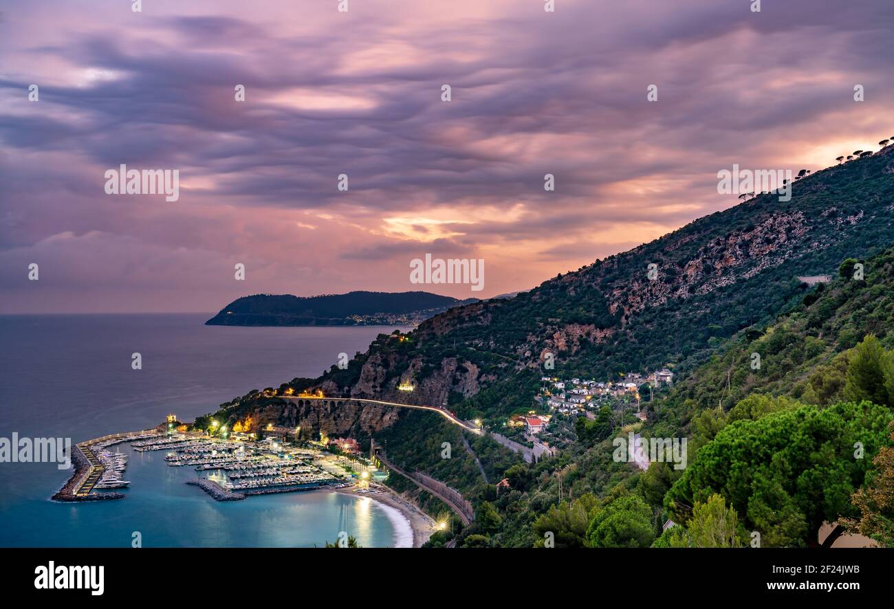 marina Hafen von Alassio nach Sonnenuntergang Stockfoto