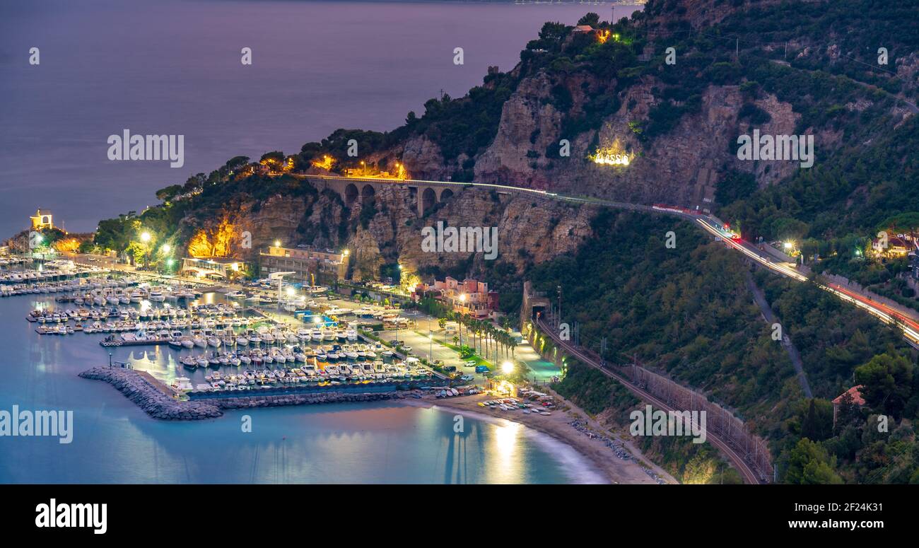 marina Hafen von Alassio nach Sonnenuntergang Stockfoto