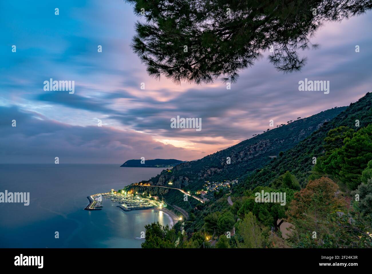 marina Hafen von Alassio nach Sonnenuntergang Stockfoto