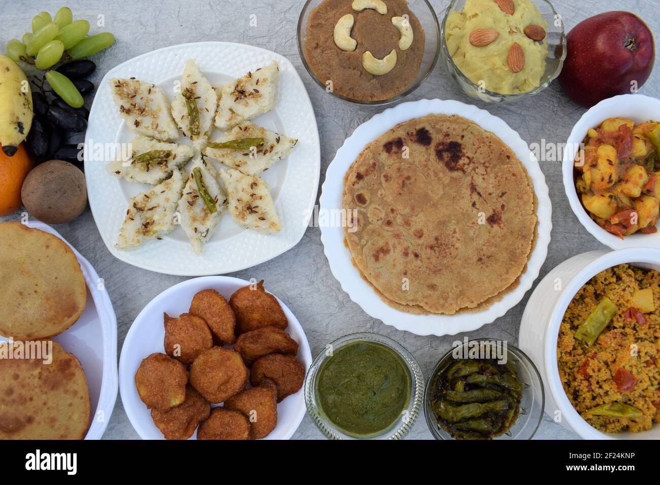 Indische Fastenteller. Viele hausgemachte Gerichte wie Rajgira sheera, Süßkartoffel halwa, dhokla, patatha, Chutney Stockfoto