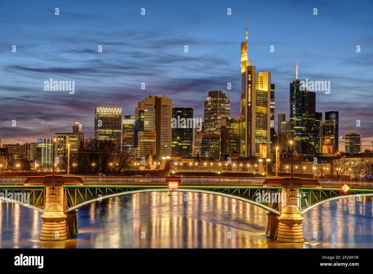Die Wolkenkratzer des Finanzviertels in Frankfurt am Main nachts Stockfoto