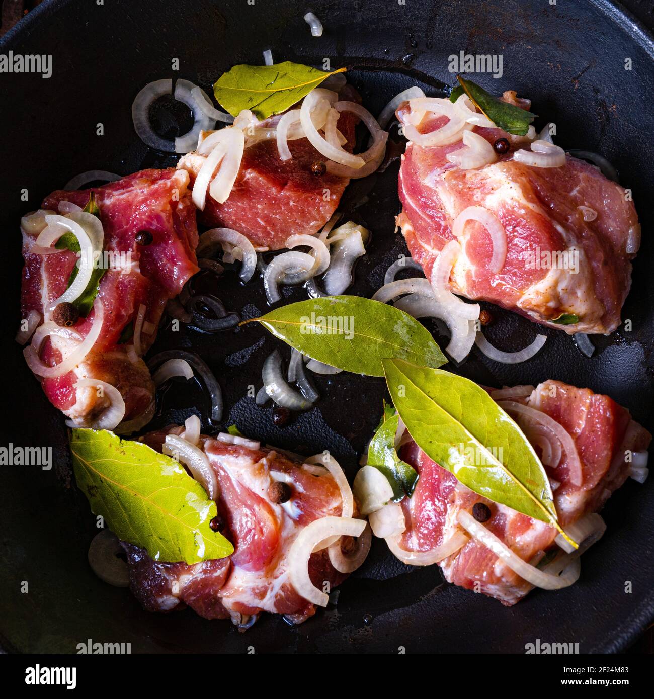 Roher ostfriesischer Snirtje-Braten mit Gewürzen. Stockfoto
