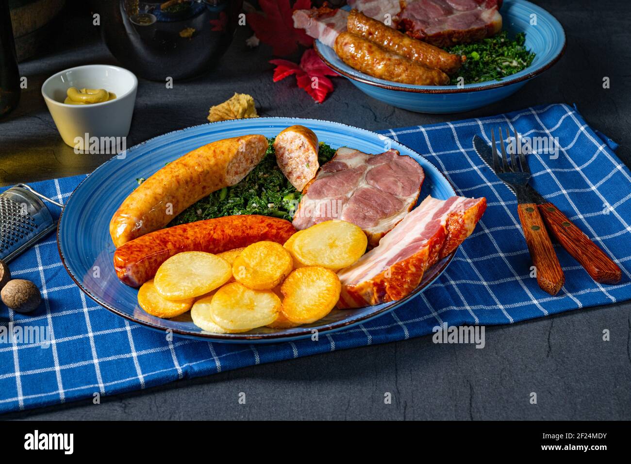 Köstlicher oldenburger Grünkohl mit Pinkelwurst Stockfoto