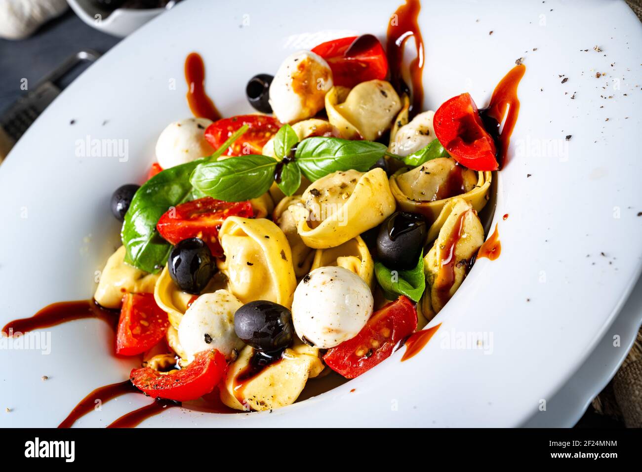 Rustikaler Tortellini Nudelsalat mit Mozzarella Stockfoto