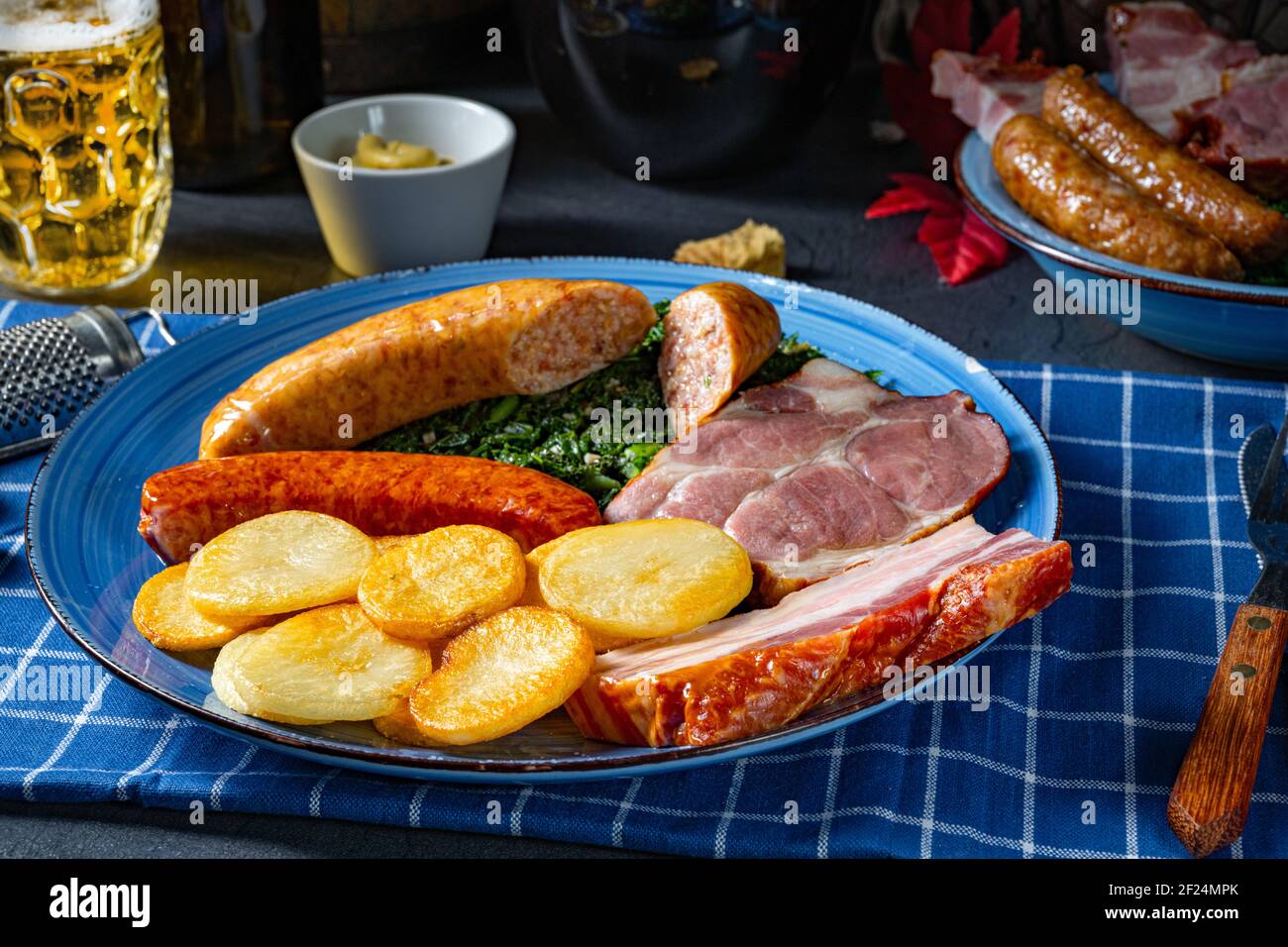 Köstlicher oldenburger Grünkohl mit Pinkelwurst Stockfoto