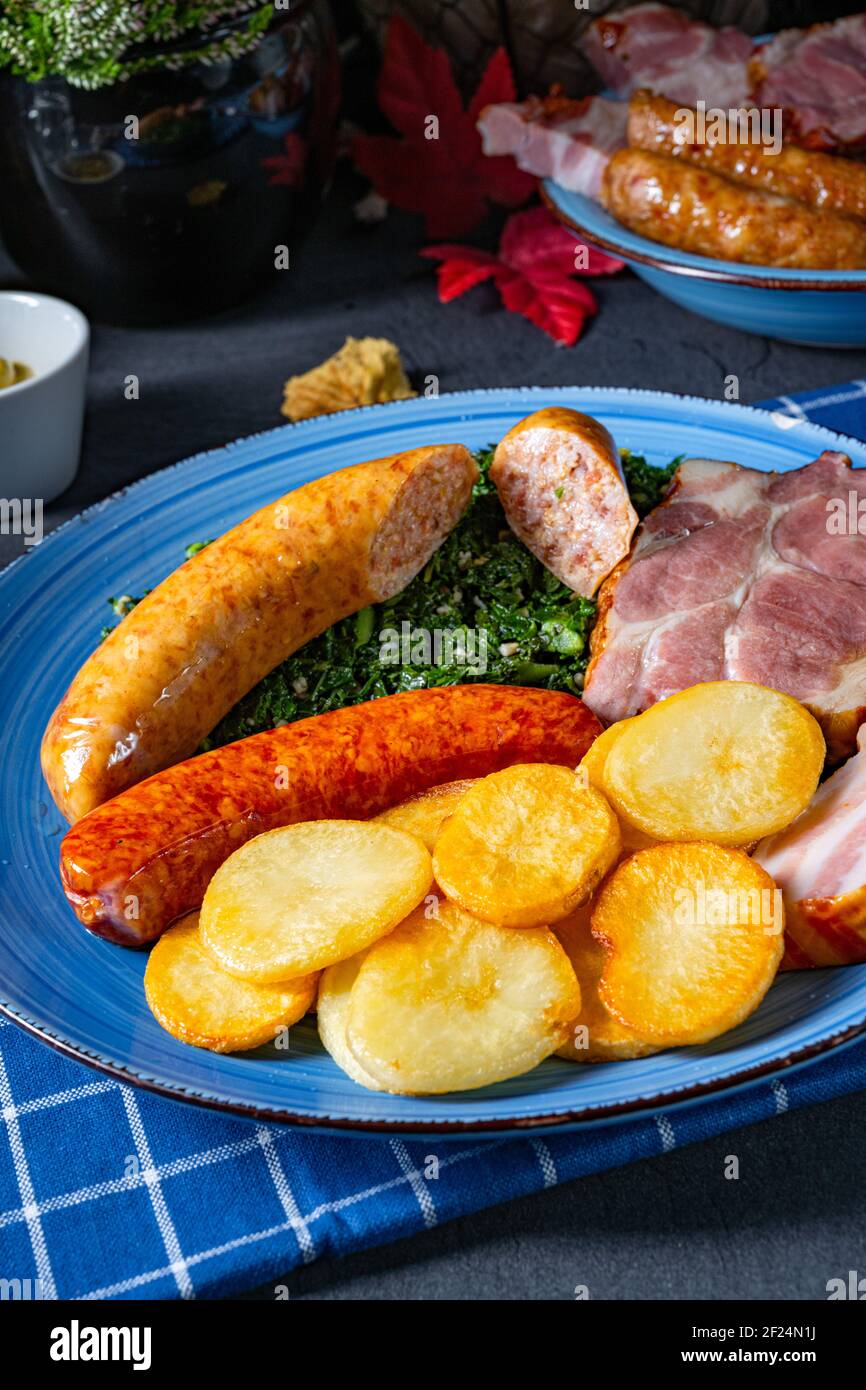 Köstlicher oldenburger Grünkohl mit Pinkelwurst Stockfoto