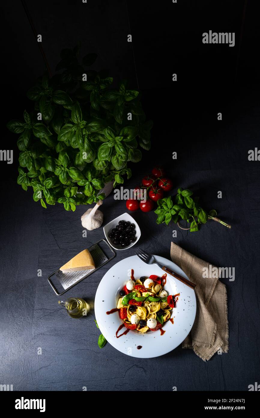 Rustikaler Tortellini Nudelsalat mit Mozzarella Stockfoto