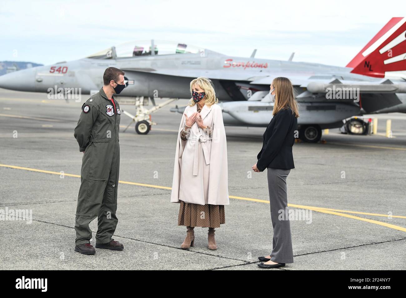 US First Lady Dr. Jill Biden spricht mit Cmdr. Kerry Hicks, Kommandant von VAQ-129, und Mrs. Hicks während ihres Besuchs der Fluglinie auf der Naval Air Station Whidbey Island 9. März 2021 in Oak Harbor, Washington. Die First Lady besuchte die Basis, um Unterstützung für Militärmitglieder und ihre Familien zu zeigen und über die Joint Forces Initiative zu sprechen. Quelle: Planetpix/Alamy Live News Stockfoto