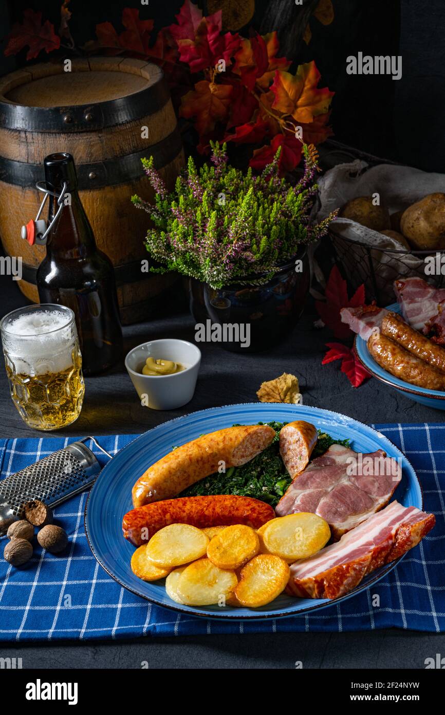 Köstlicher oldenburger Grünkohl mit Pinkelwurst Stockfoto