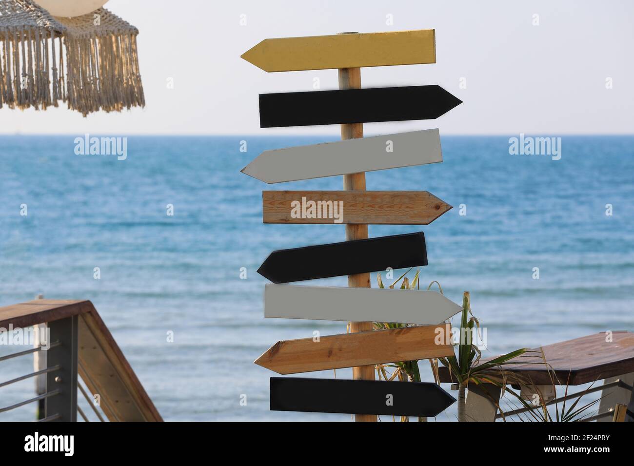 Holzschilder am Strand. Wegweiser auf Meeresgrund. Stockfoto