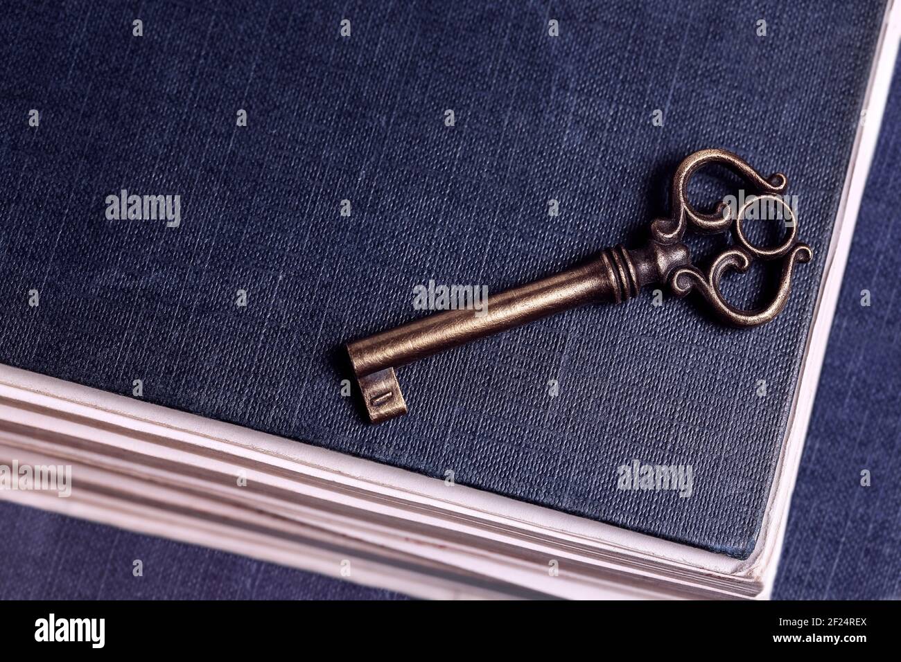 Retro-Schlüssel auf alten blauen Buch mit Kopierraum, Bildungskonzept Stockfoto