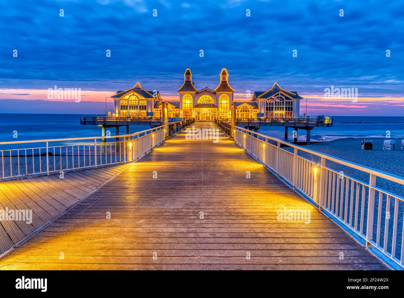 Das wunderschöne Meer Seebrücke in Sellin auf Rügen vor Sonnenaufgang Stockfoto