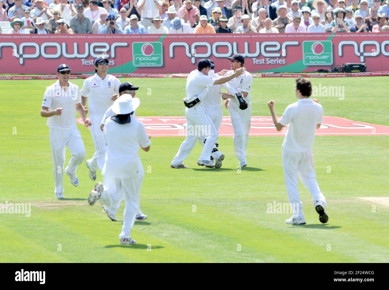 3RD TEST ENGLAND V NEUSEELAND AN TRENT BRIDGE 4TH TAG. STRAUSS HOLT SICH DEN CATCH AB MARTIN HAT ANDERSON UM DAS SPIEL ZU GEWINNEN. 8/62008. BILD DAVID ASHDOWN Stockfoto