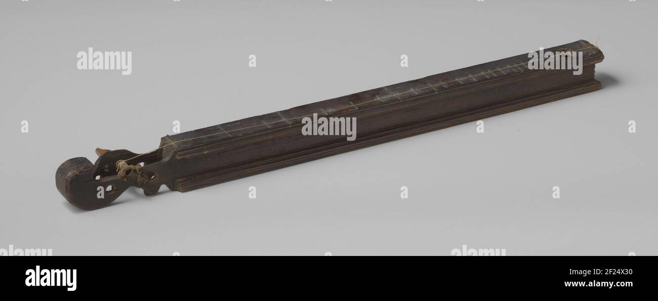 Nordischer Balken, für drei Saiten. Stromgerät, Z.G. Noordsche Balk, für drei Saiten. Zwei Schrauben fehlen. Datum: 1608. Stockfoto