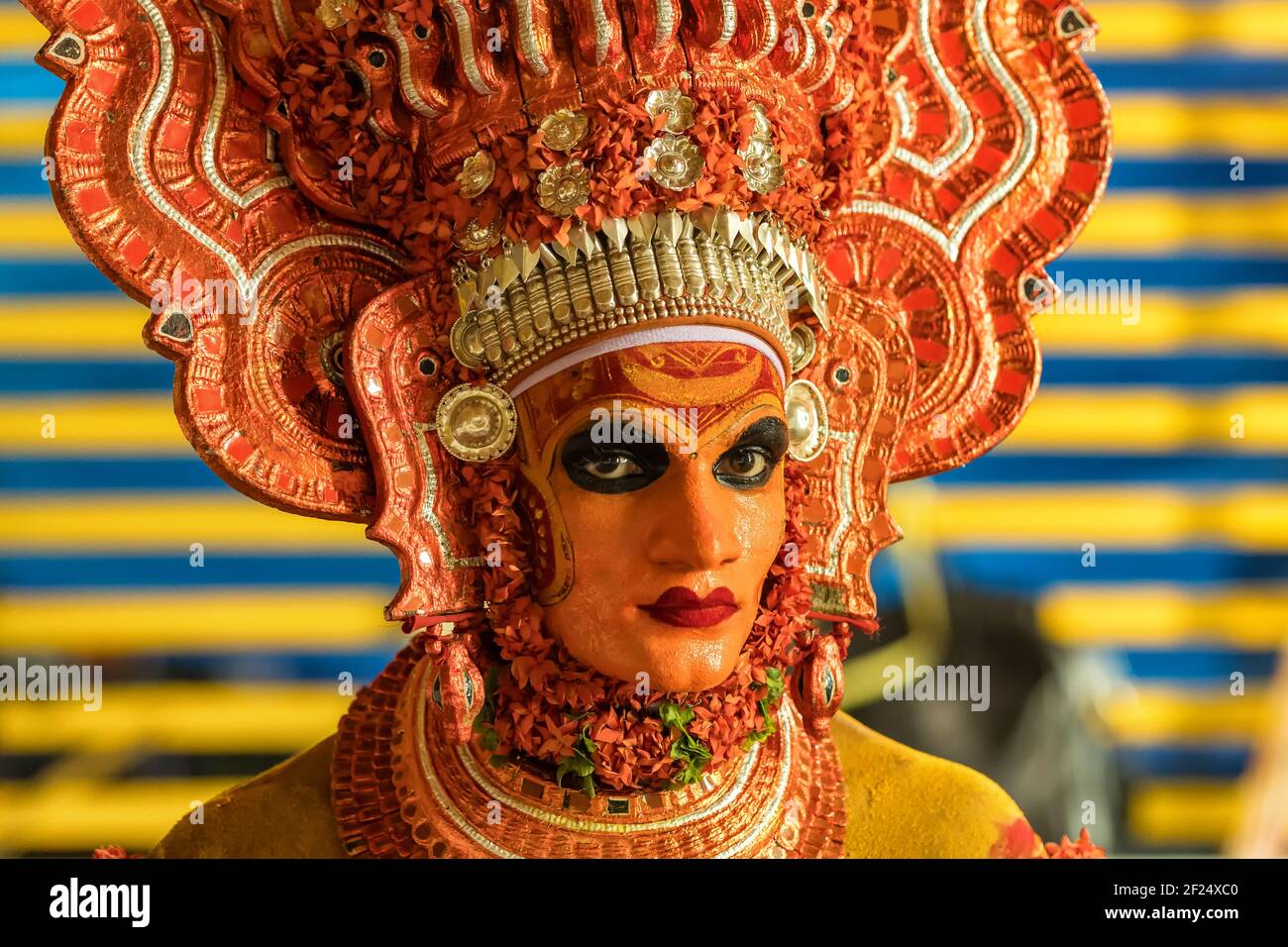 Payyanur, Indien - 4. Dezember 2019: Porträt einer unbekannten Theyyam-Tänzerin während des Tempelfestivals in Payyanur, Kerala, Indien. Theyyam ist ein beliebtes Stockfoto